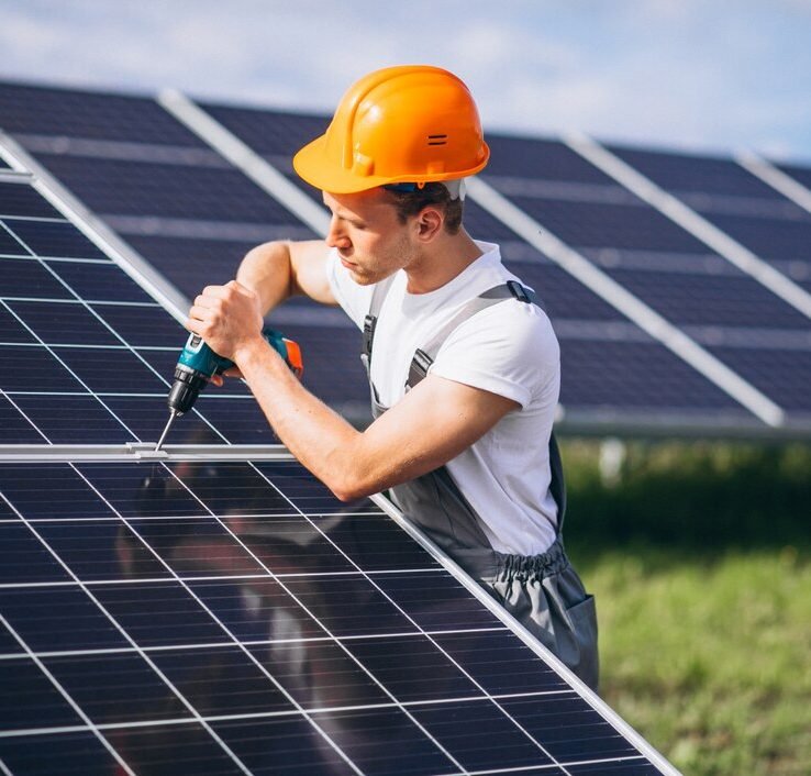 man-worker-firld-by-solar-panels_1303-15551